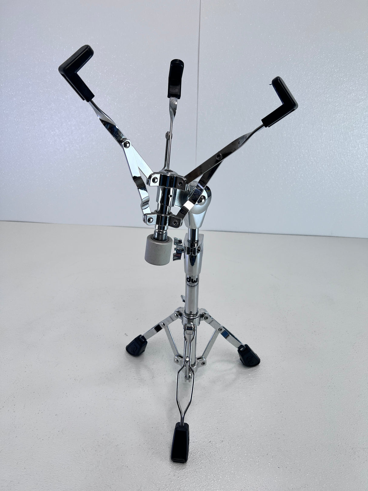 Used DW 3000 Series Snare Stand
