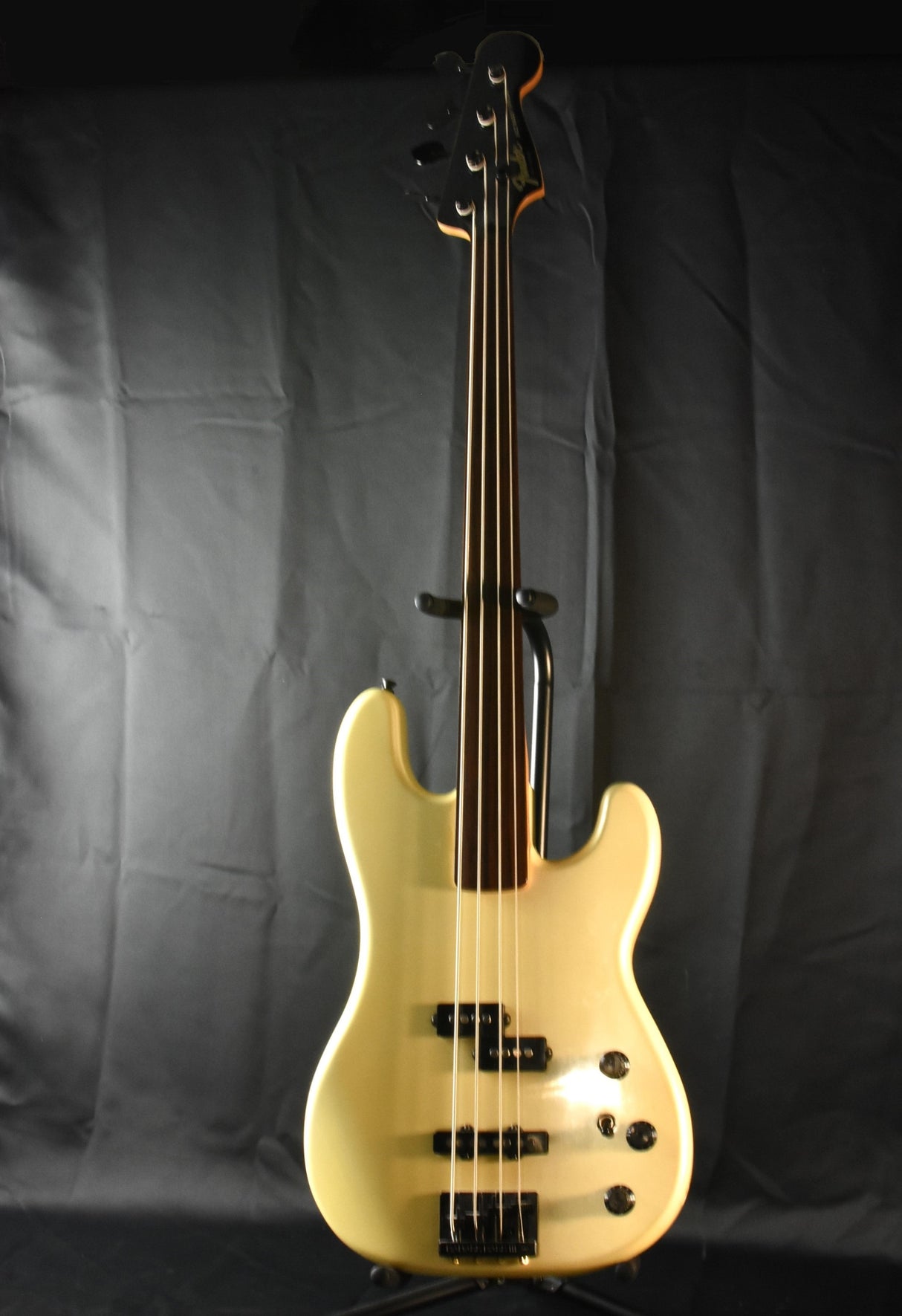 Used Fender 1987 Contemporary Jazz Bass Special, Fretless - White