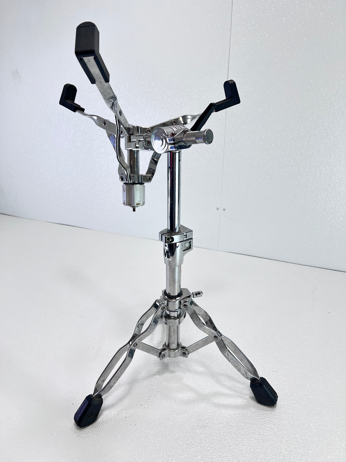 Used DW 9000 Series Snare Stand
