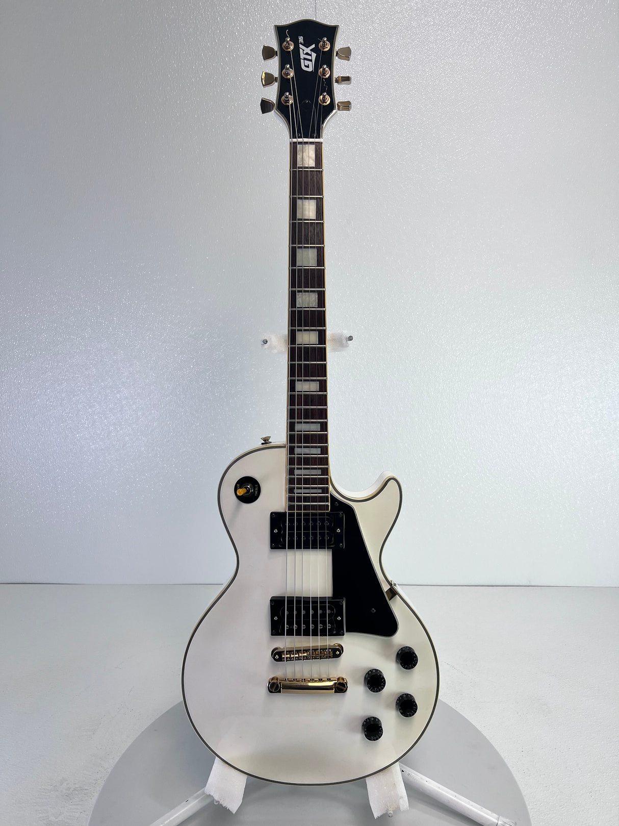 Used GTX36 Les Paul Alpine White W/Dimarzio & Gibson Pickups Case Included